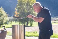 Nachhaltiger Edelstahlgrill aus Groß-Gerau mit Rotisserie und integrierten Thermometer